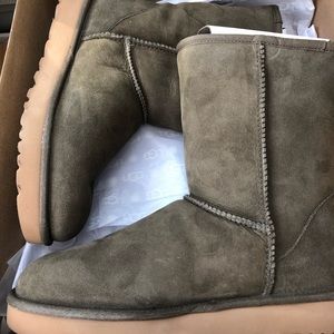 Classic short Ugh boots size 9
